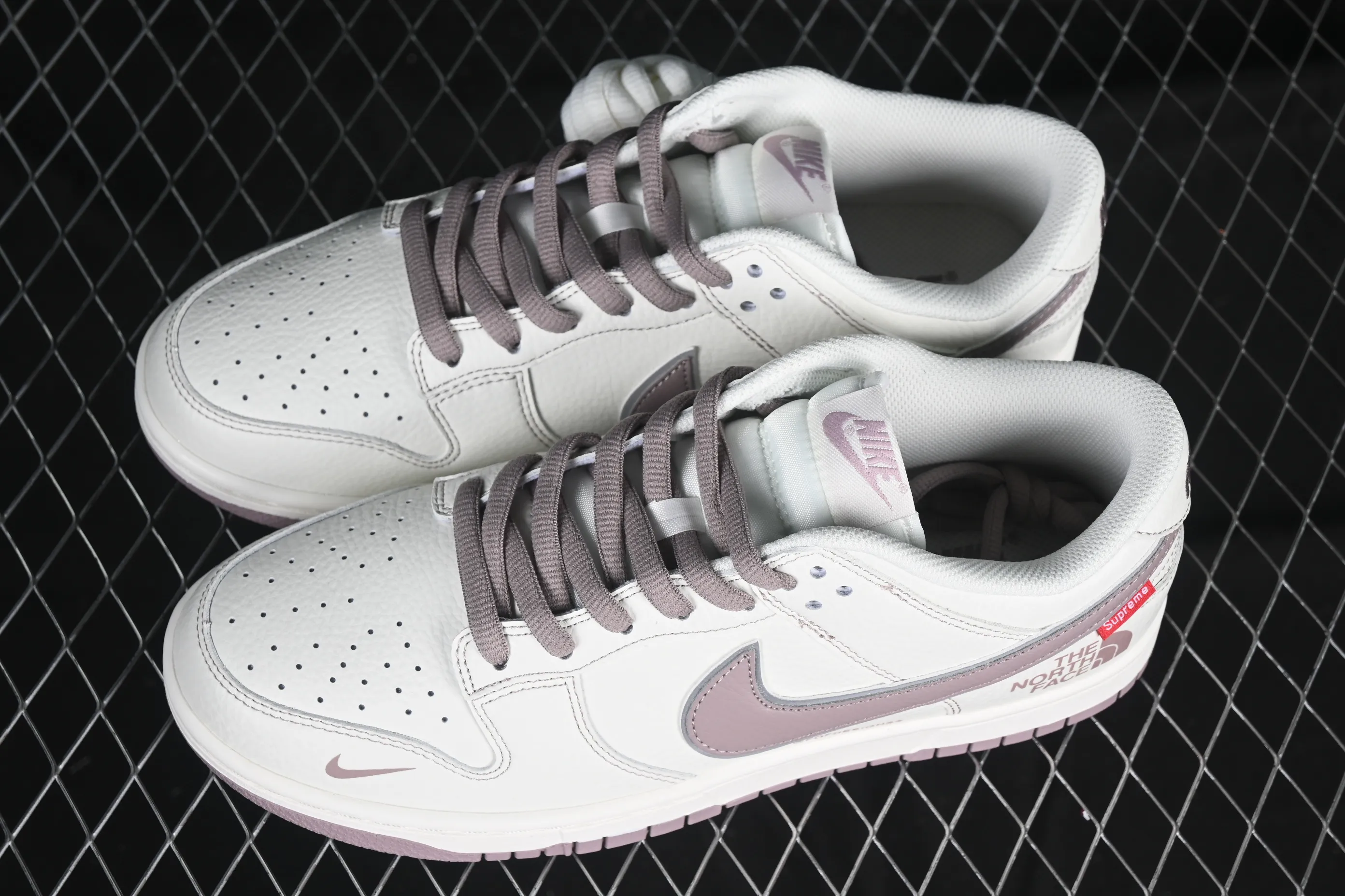 All categories Nk SB Dunk series Nk SB Dunk Low low-top sneakers Nk SB Dunk Low Supreme x The North Face North Face co-branded color matching low-top casual sports skateboard shoes BM0234-507